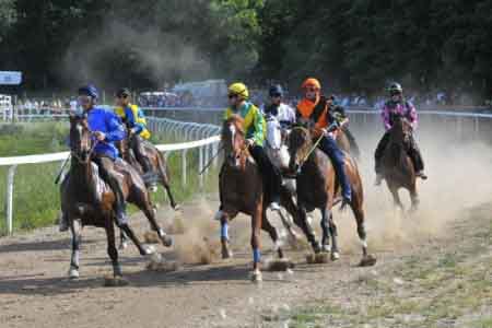 Le corse di addestramento dei cavalli del Palio di Siena a Monticiano